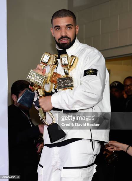 Drake Standing Rapper Drake (Rapper) Photos and Premium High Res Pictures - Getty Images