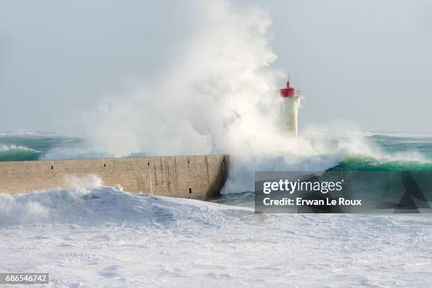 lighthouse in the storm - exploser stockfoto's en -beelden