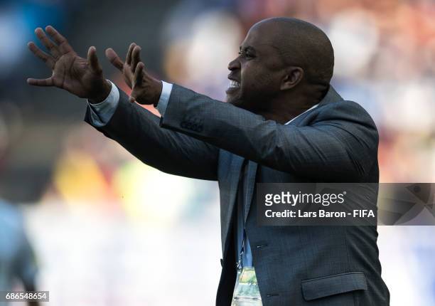 Head coach Thabo Senong of South Africa gives instructions during the FIFA U-20 World Cup Korea Republic 2017 group D match between South Africa and...