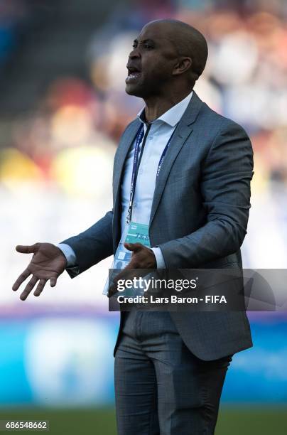 Head coach Thabo Senong of South Africa gives instructions during the FIFA U-20 World Cup Korea Republic 2017 group D match between South Africa and...
