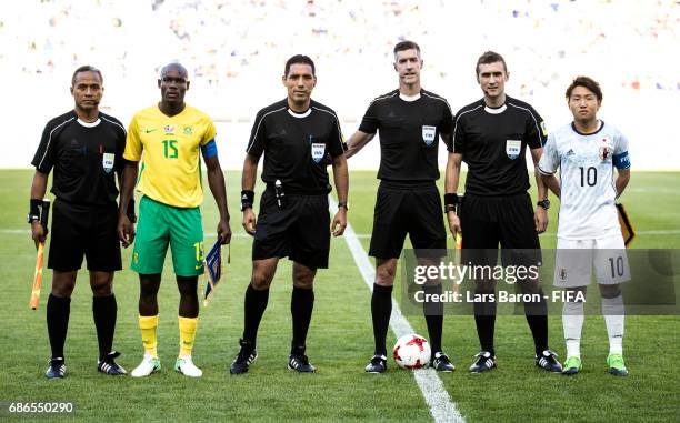 Repo Malepe of South Africa and Daisuke Sakai of Japan pose with the referess prior to the FIFA U-20 World Cup Korea Republic 2017 group D match...