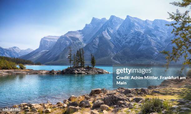 mountains and peninsula at lake minnewanka - lake minnewanka stockfoto's en -beelden