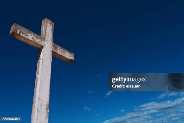 a cross - christianity fotografías e imágenes de stock