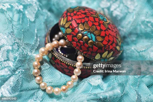 close up chot of colorful jewelry box with string of pearls - juwelendoos stockfoto's en -beelden