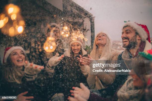 besneeuwde kerstmis! - woman snow outside night stockfoto's en -beelden