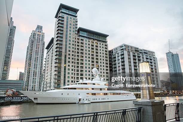 super yacht moored in london docklands - luxe jacht stockfoto's en -beelden