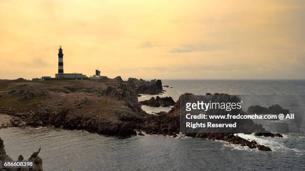 ouessant lighthouse at sunset - ouessant photos et images de collection