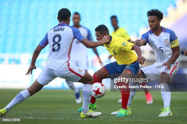 Herlin Lino of Ecuador and Tyler Adams and Erik Palmer-Brown of USA compete for the ball during the FIFA U-20 World Cup Korea Republic 2017 group F...