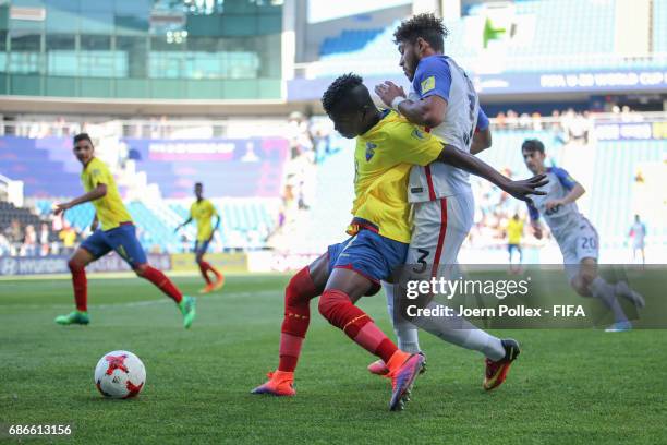 Wilter Ayovi of Ecuador and Danny Acosta of USA compete for the ball during the FIFA U-20 World Cup Korea Republic 2017 group F match between Ecuador...