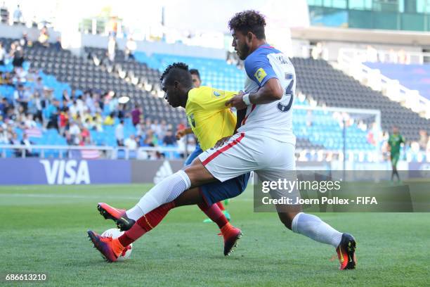 Wilter Ayovi of Ecuador and Danny Acosta of USA compete for the ball during the FIFA U-20 World Cup Korea Republic 2017 group F match between Ecuador...