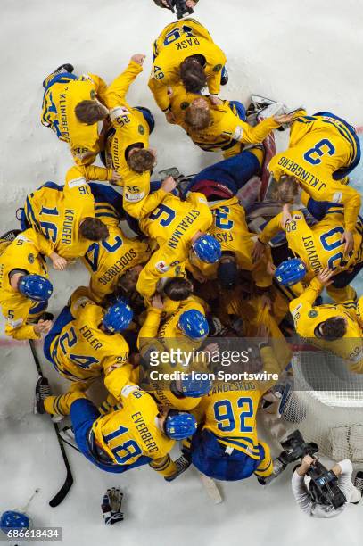 Team Sweden celebrates the win over Canada during the Ice Hockey World Championship Gold medal game between Canada and Sweden at Lanxess Arena in...