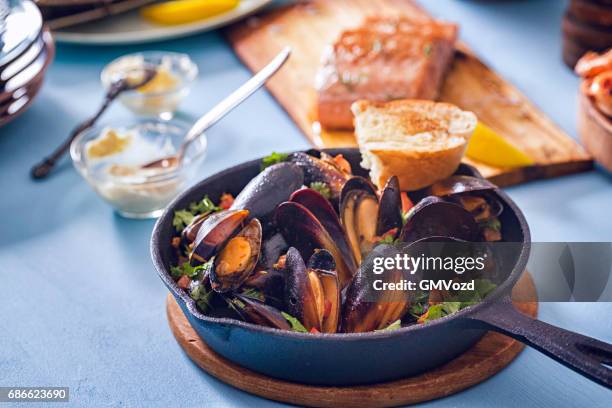 variation of fish and seafood barbecue - mexilhão imagens e fotografias de stock