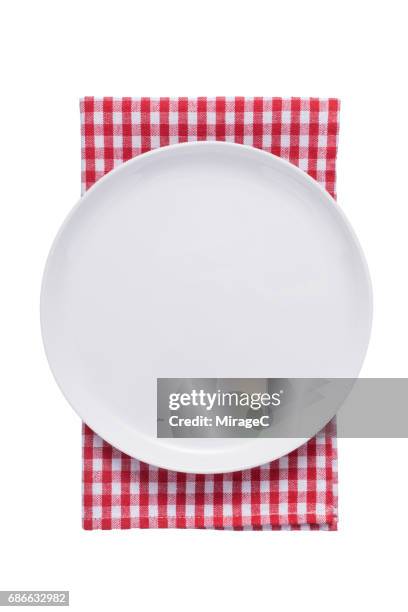 white plate on red checked pattern tablecloth - servilleta fotografías e imágenes de stock