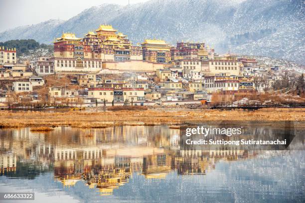 songzanlin temple also known as the ganden sumtseling monastery, is a tibetan buddhist monastery in zhongdian city( shangri-la), yunnan province china and is closely potala palace in lhasa - songzanlin monastery fotografías e imágenes de stock