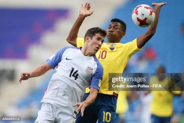 Bryan Cabezas of Ecuador and Aaron Herrera of USA compete for the ball during the FIFA U-20 World Cup Korea Republic 2017 group F match between...