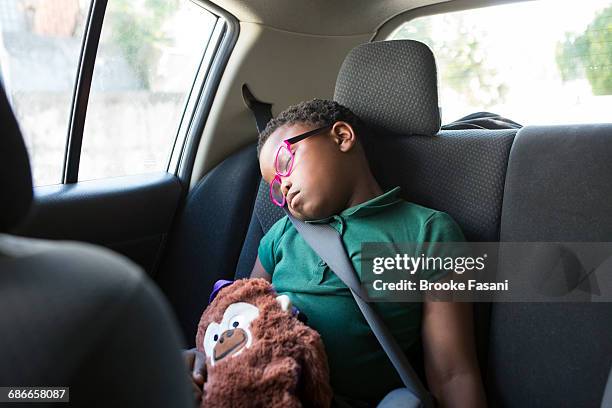 girl sleeping in car - sleeping in car stockfoto's en -beelden