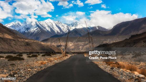 endless road leh-manali in indian himalaya mountain - china pakistan stock-fotos und bilder