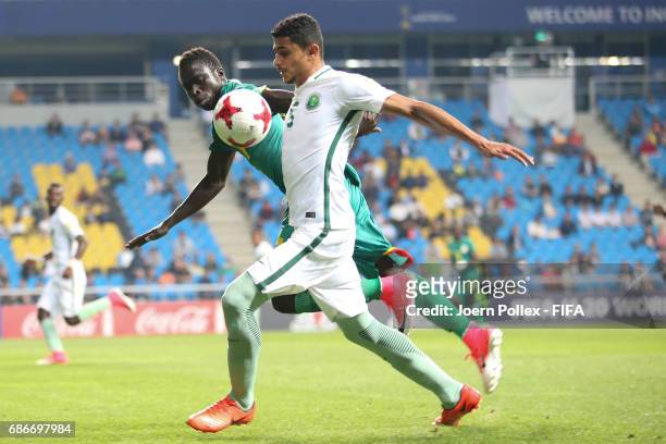 Abdulelah Alamri of Saudi Arabia and Souleymane Aw of Senegal compete for the ball during the FIFA U-20 World Cup Korea Republic 2017 group F match...