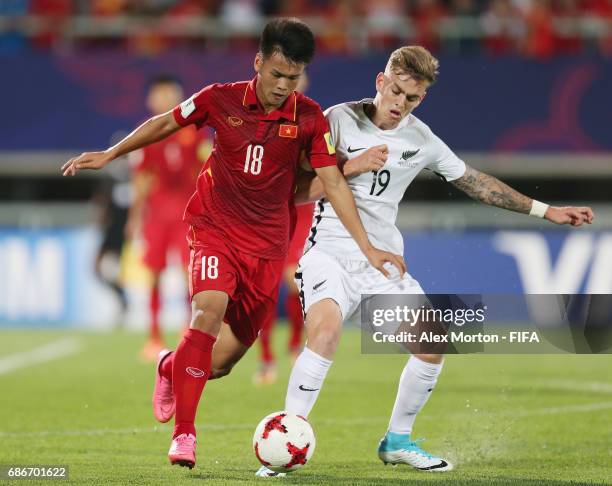 Van Hao Duong of Vietnam and Myer Bevan of New Zealand during the FIFA U-20 World Cup Korea Republic 2017 group E match between Vietnam and New...