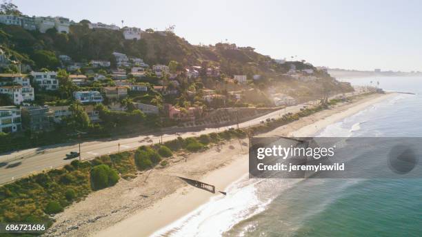 beach front homes in malibu, californië - malibu stockfoto's en -beelden