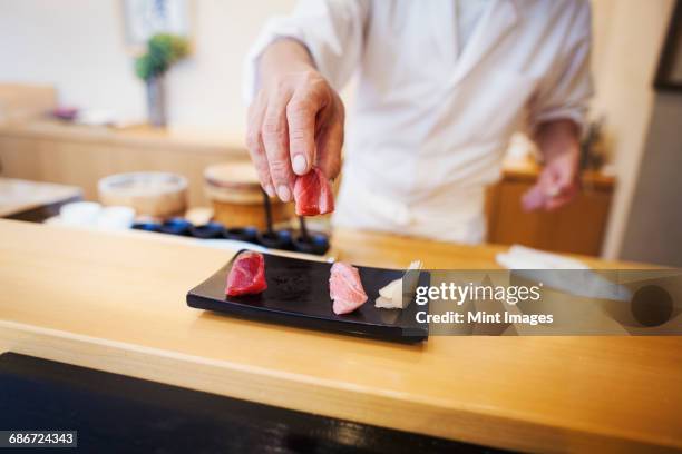 2点の寿司 カウンターのストックフォト Getty Images 2点の寿司 カウンターのストックフォト Getty Images