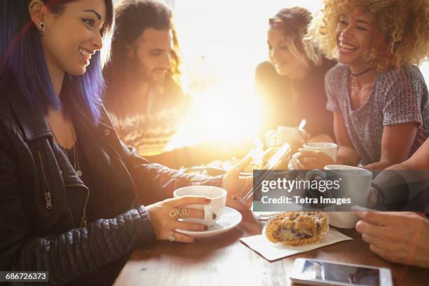 group of friends in cafe - african american restaurant texting stockfoto's en -beelden