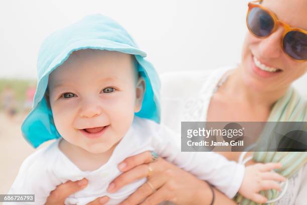 mother and son (6-11 months) on beach - 6 11 monate stock-fotos und bilder