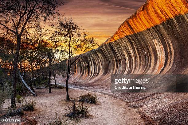 sunrise at wave rock (hyden rock), hyden, western australia - australia occidental fotografías e imágenes de stock