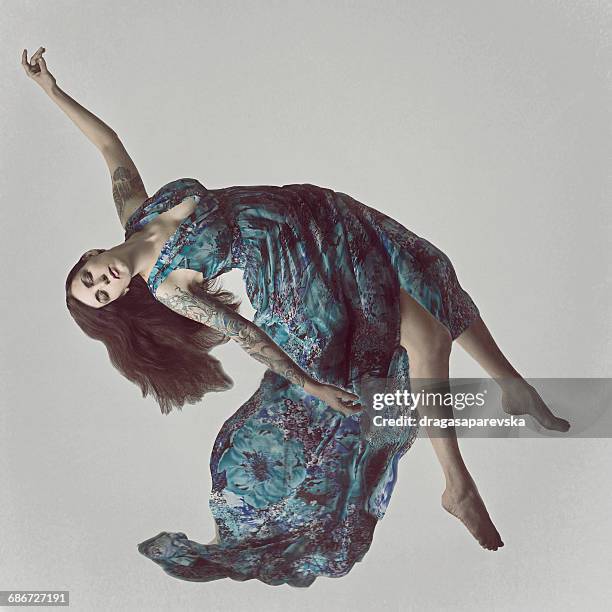 woman floating in mid air - tomber en chute libre photos et images de collection