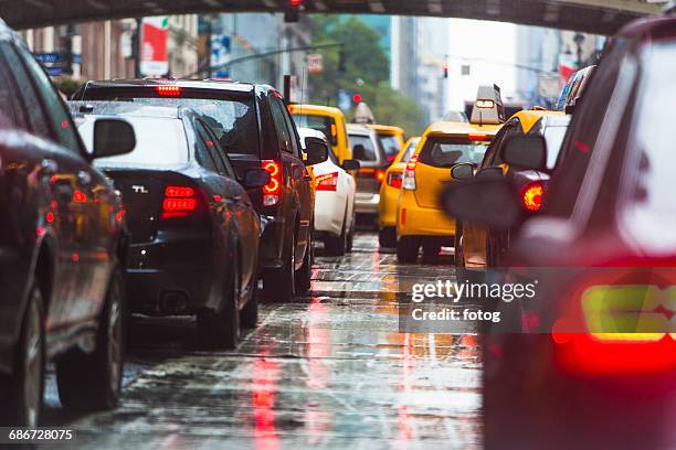 usa, new york state, new york city, manhattan, car traffic - tráfico fotografías e imágenes de stock