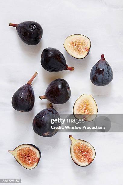 figs lying on marble table - fig fotografías e imágenes de stock
