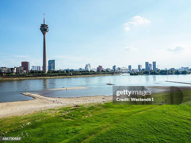 germany, duesseldorf, view to the city with rhine tower, media harbour and rhine river in the foreground - rio reno - fotografias e filmes do acervo