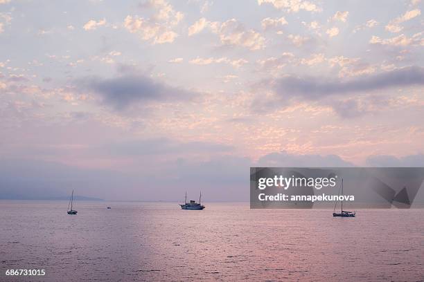 boats at sea, antibes, cote d'azur, france - alpes marítimos fotografías e imágenes de stock