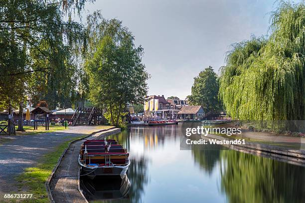 germany, spreewald, luebbenau, waterfront promenade at harbor - spreewald stockfoto's en -beelden