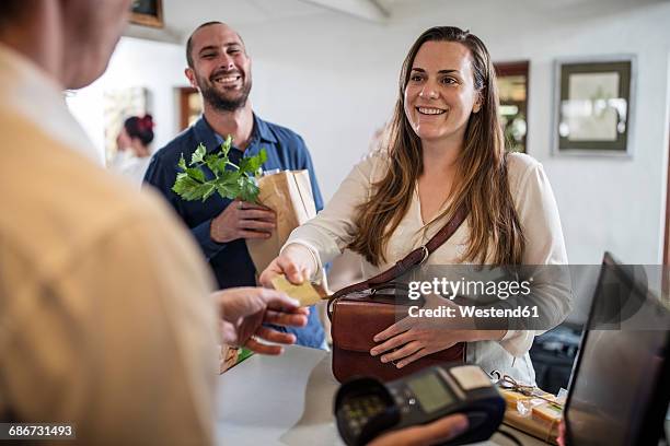 customer paying with credit card in farm shop - paying supermarket stock-fotos und bilder