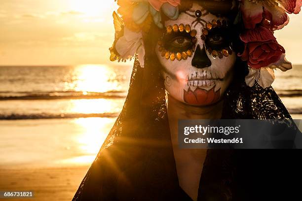 mexico, riviera nayarit, female skeleton figure symbolizing the celebration of death on dia de los muertos - catrina mexico fotografías e imágenes de stock