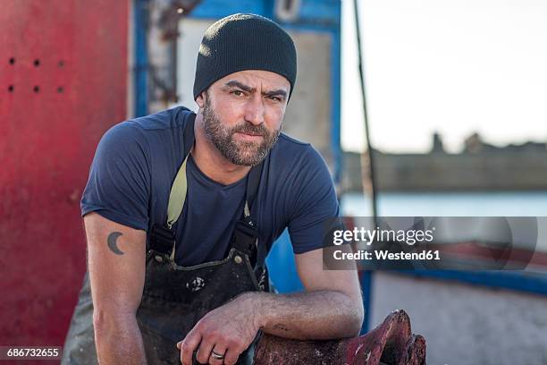 fisherman working on trawler - pêcheur photos et images de collection