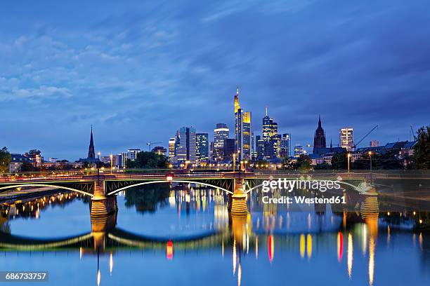 germany, hesse, frankfurt, skyline of financial district with ignatz bubis bridge - bubis stock-fotos und bilder