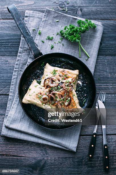 vegetarian swabian pockets with roasted onions in frying pan - schwaben stock-fotos und bilder
