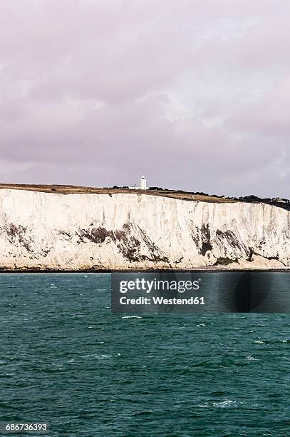 uk, dover, view from english channel to chalk cliffs - white cliffs of dover stock pictures, royalty-free photos & images