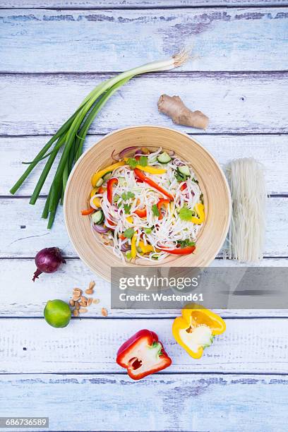 bowl of glass noodle salad with vegetables and ingredients on wood - fideo transparente fotografías e imágenes de stock