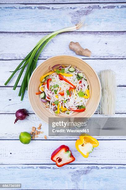 bowl of glass noodle salad with vegetables and ingredients on wood - vermicelle chinois photos et images de collection