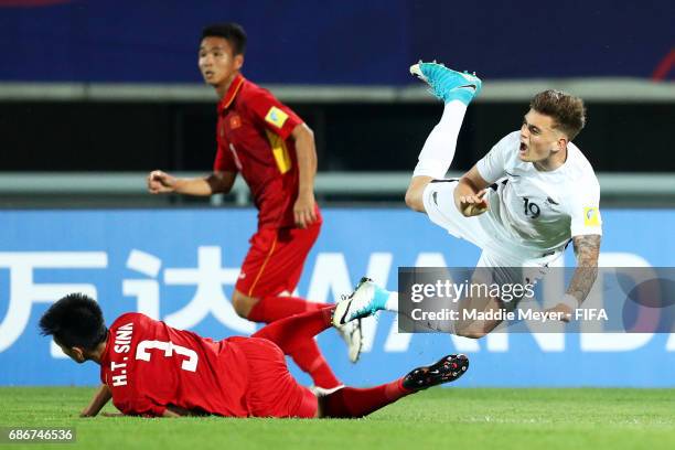 Tan Sinh Huynh tackles Myer Bevan of New Zealand during the FIFA U-20 World Cup Korea Republic 2017 group E match between Vietnam and New Zealand at...