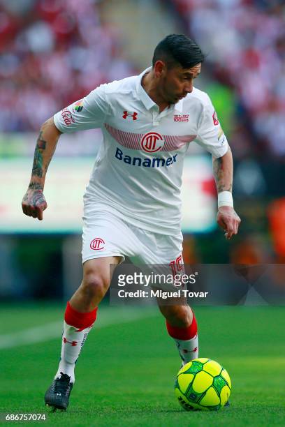 Rubens Sambueza of Toluca drives the ball during the semi final second leg match between Chivas and Toluca as part of the Torneo Clausura 2017 Liga...