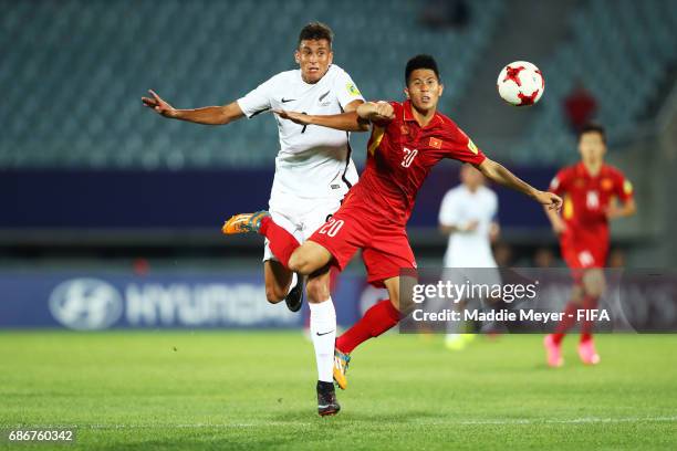 Noah Billingsley of New Zealand and Dinh Trong Tran of Vietnam battle for the ball during the FIFA U-20 World Cup Korea Republic 2017 group E match...