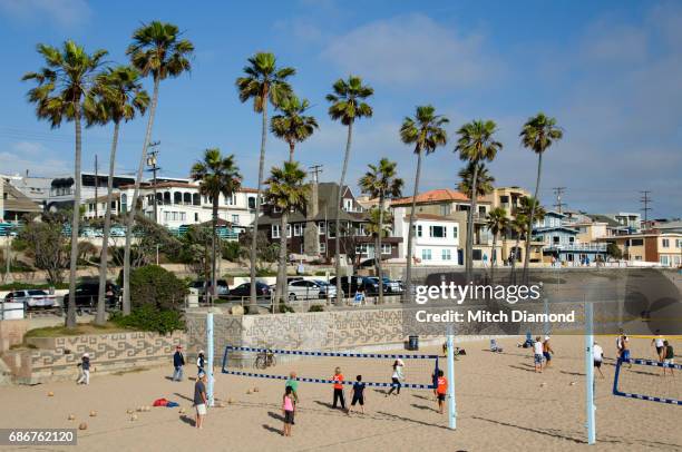 manhattan beach volleyball courts - manhattan beach photos et images de collection