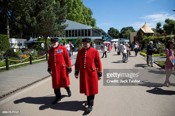 Chelsea pensioners walk through the Chelsea Flower Show grounds on May 22, 2017 in London, England. The prestigious Chelsea Flower Show, held...