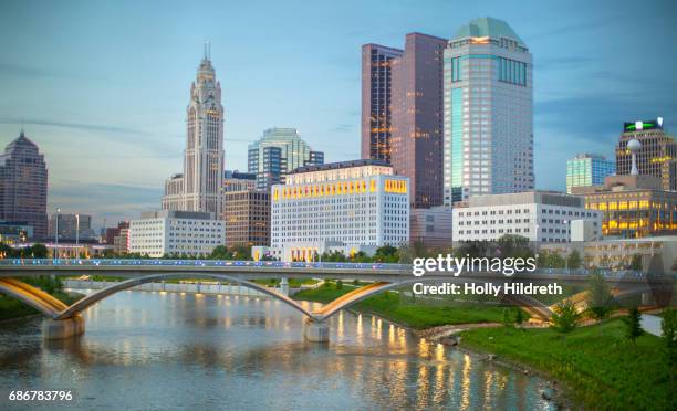 columbus skyline in daylight - columbus day stockfoto's en -beelden