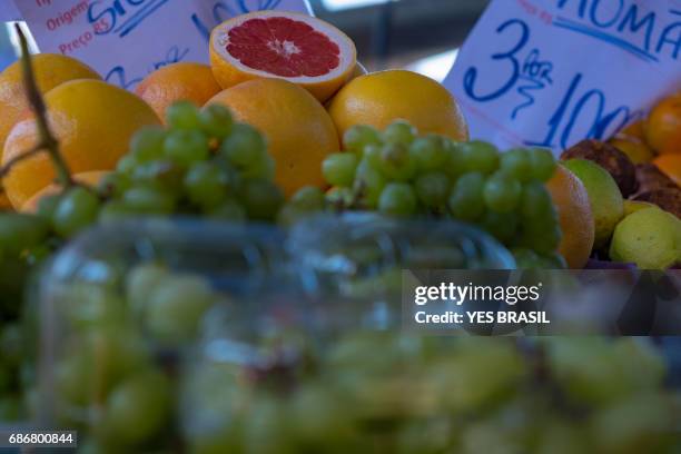 retail trade of fruits and vegetables in são paulo - identification chart stock pictures, royalty-free photos & images