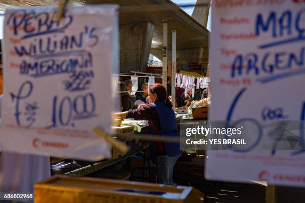 retail trade of fruits and vegetables in são paulo - identification chart stock pictures, royalty-free photos & images